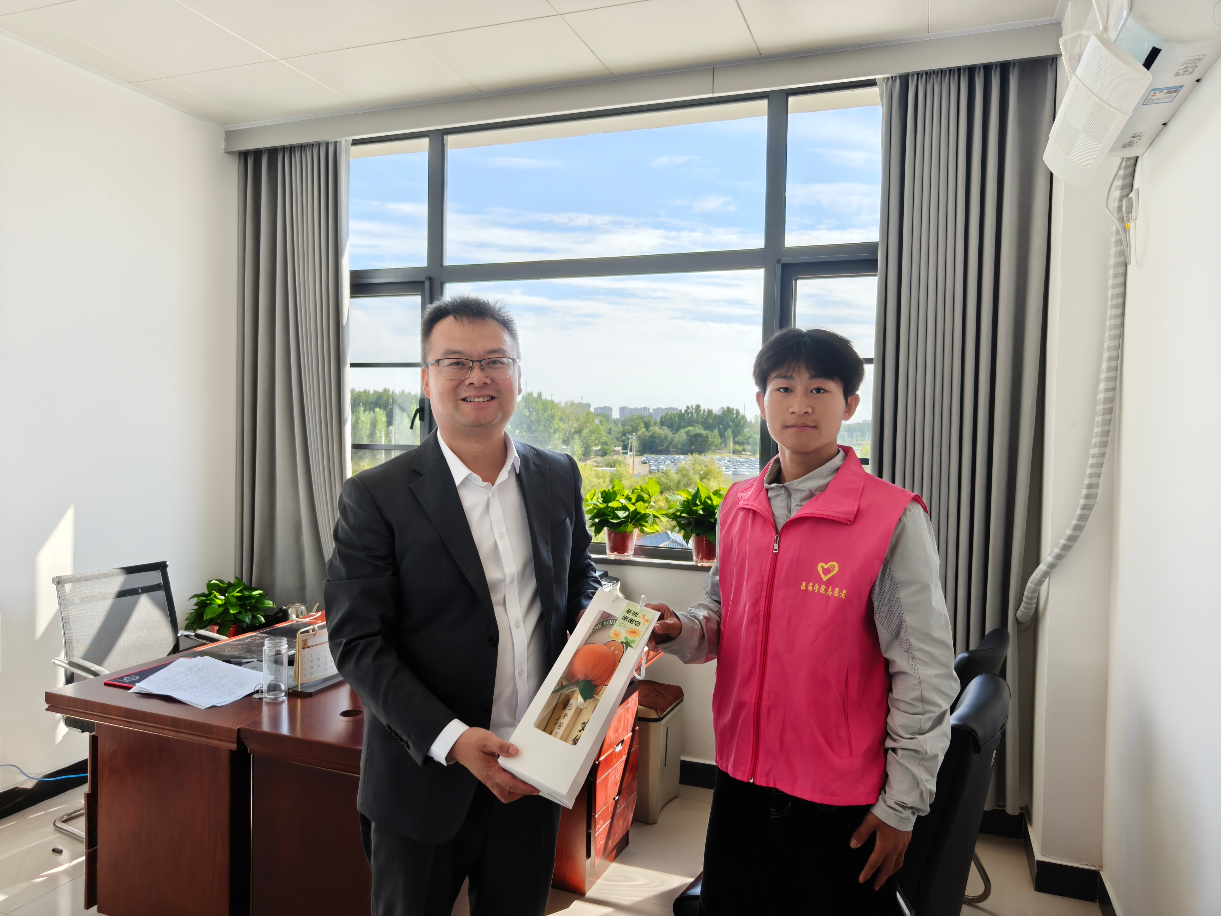 艾草寄温情 师道润杏林——医药健康学院开展教师节...
