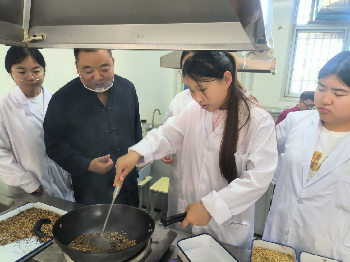传承炮制技艺  匠心培育英才——我校中药加工炮制...